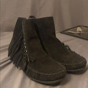 Minnetonka size 6.5 Black Suede Fringe Ankle Boots